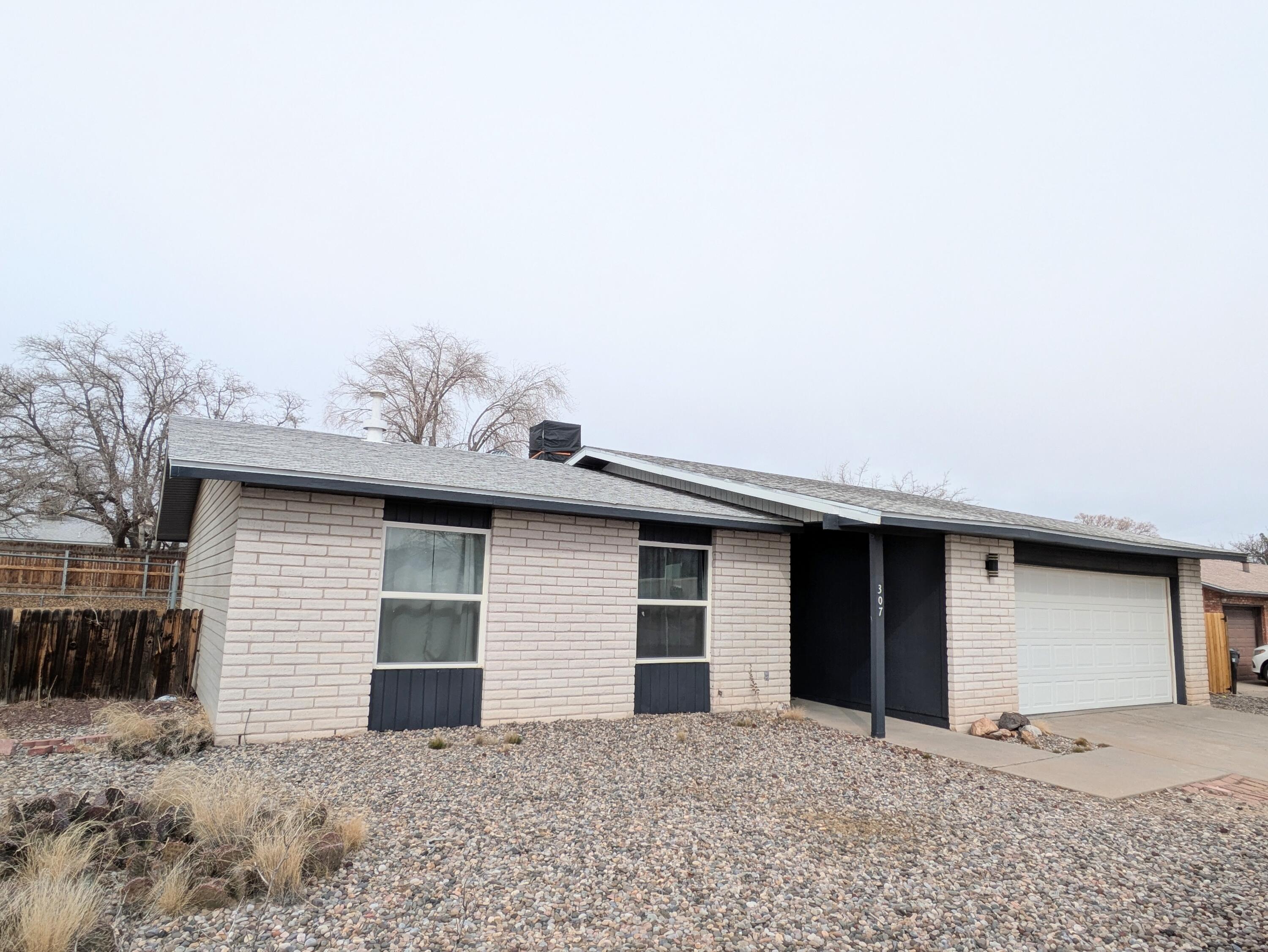 307 Cabeza Negra Drive SE