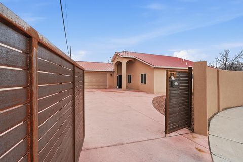 Photo of 4624 8th Street NW, Albuquerque, NM 87107 (MLS # 1098428)