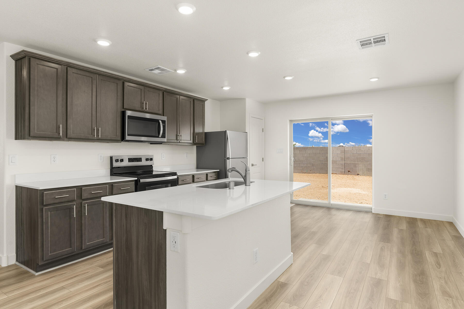 2515 Calle Del Los Claveles