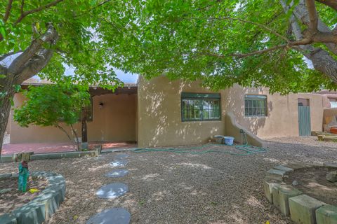Photo of 616 17th Street NW, Albuquerque, NM 87104 (MLS # 1096191)