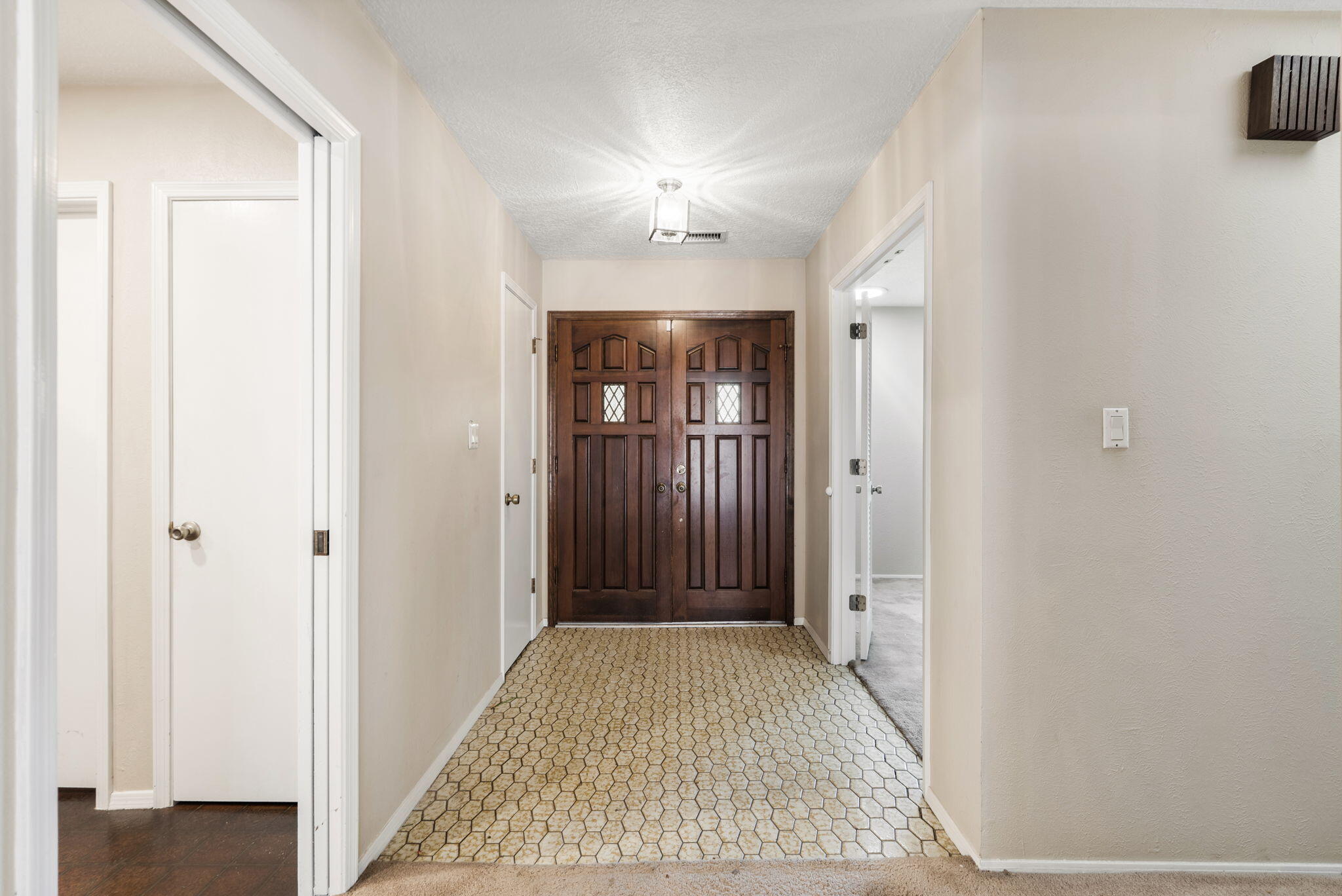 9606 Camino Del Sol NE