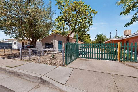 Photo of 915 Pacific Avenue SW, Albuquerque, NM 87102 (MLS # 1106732)