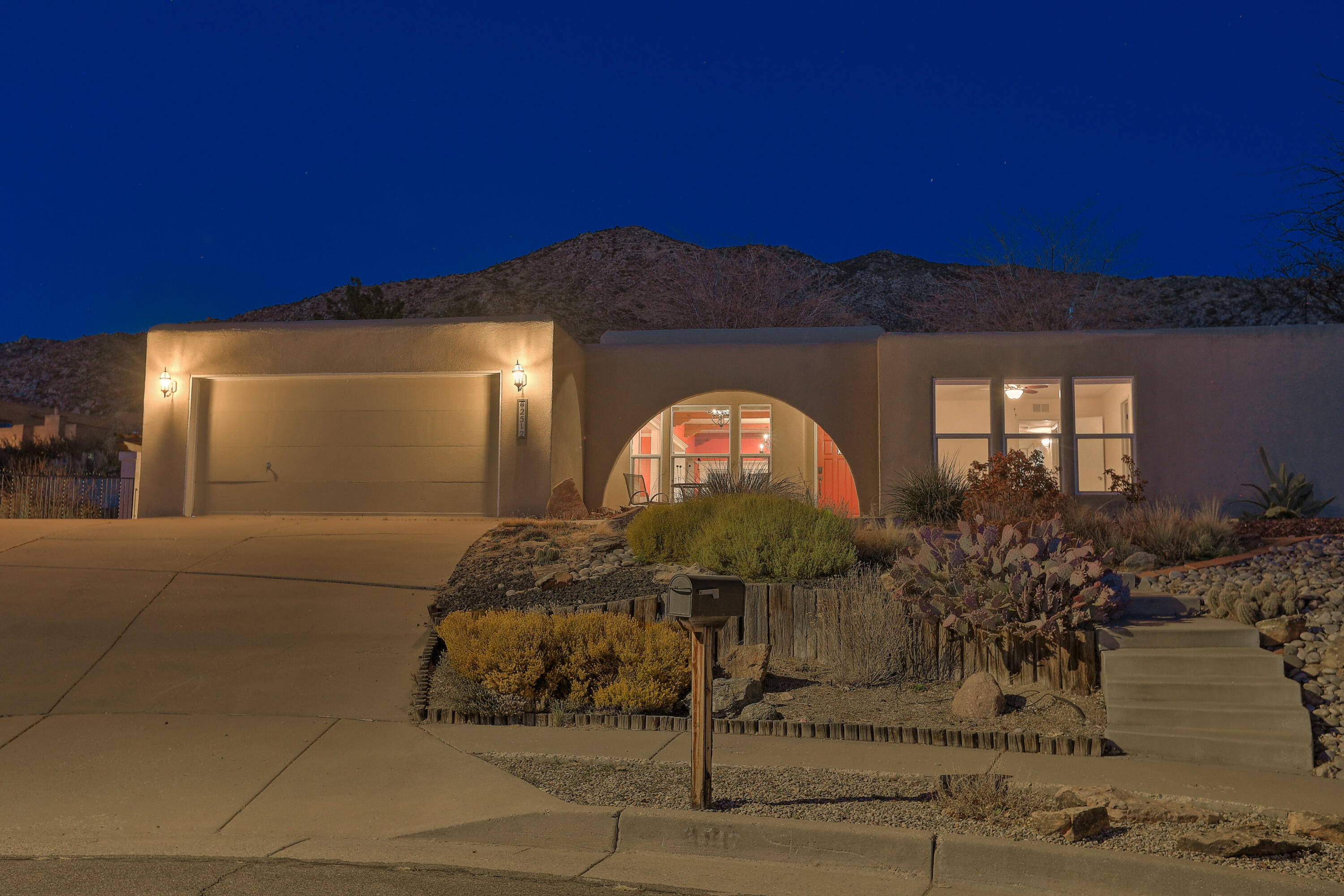 2512 Punta De Vista Drive, Albuquerque, New Mexico image 2
