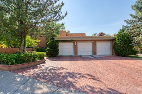 Photo of 2809 Calle Del Rio NW, Albuquerque, NM 87104 (MLS # 1094787)