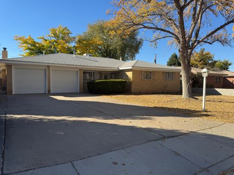 Photo of 445 Graceland Drive SE, Albuquerque, NM 87108 (MLS # 1094609)