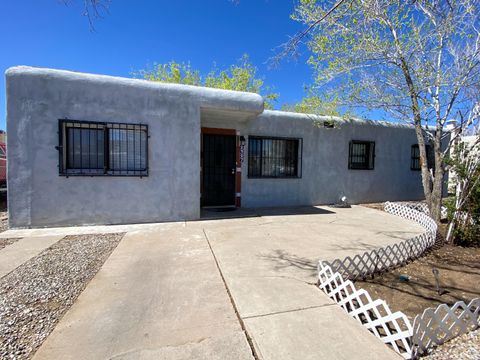 Photo of 2507 Cagua Drive NE, Albuquerque, NM 87110 (MLS # 1099840)