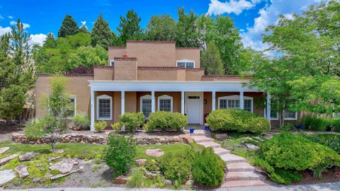 Photo of 1724 AVENIDA ALTURAS NE, Albuquerque, NM 87110 (MLS # 1087667)