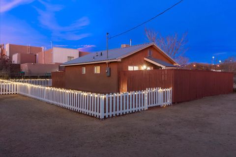 Photo of 313 McKnight Avenue NE, Albuquerque, NM 87102 (MLS # 1097058)