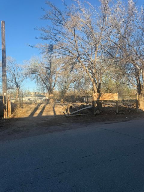 Photo of 2402 Salvador Road SW, Albuquerque, NM 87105 (MLS # 1099549)