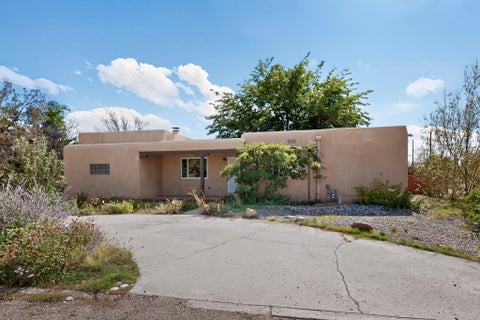 Photo of 712 Green Valley Road NW, Los Ranchos, NM 87107 (MLS # 1112428)