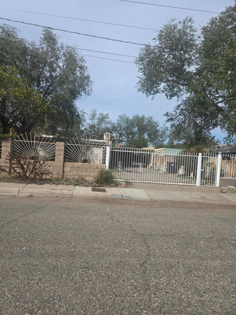 Homes For Sale - 1123 Aztec Road<br/> Albuquerque, NM 87107