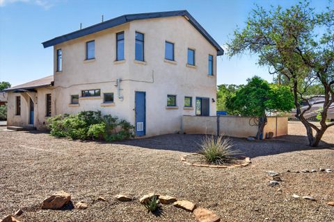 Photo of 836 Garden Road SW, Albuquerque, NM 87105 (MLS # 1102264)