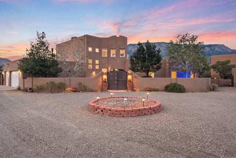 Photo of 11605 Holly Avenue NE, Albuquerque, NM 87122 (MLS # 1111284)