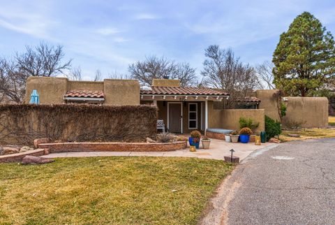 820 Salamanca Street NW Los Ranchos NM 87107