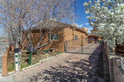 Photo of 902 Edith Boulevard NE, Albuquerque, NM 87102 (MLS # 1099848)
