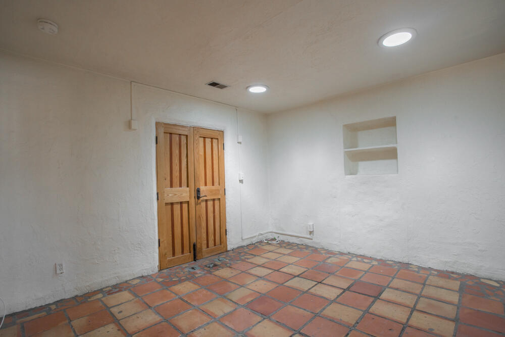 902 Edith Boulevard NE