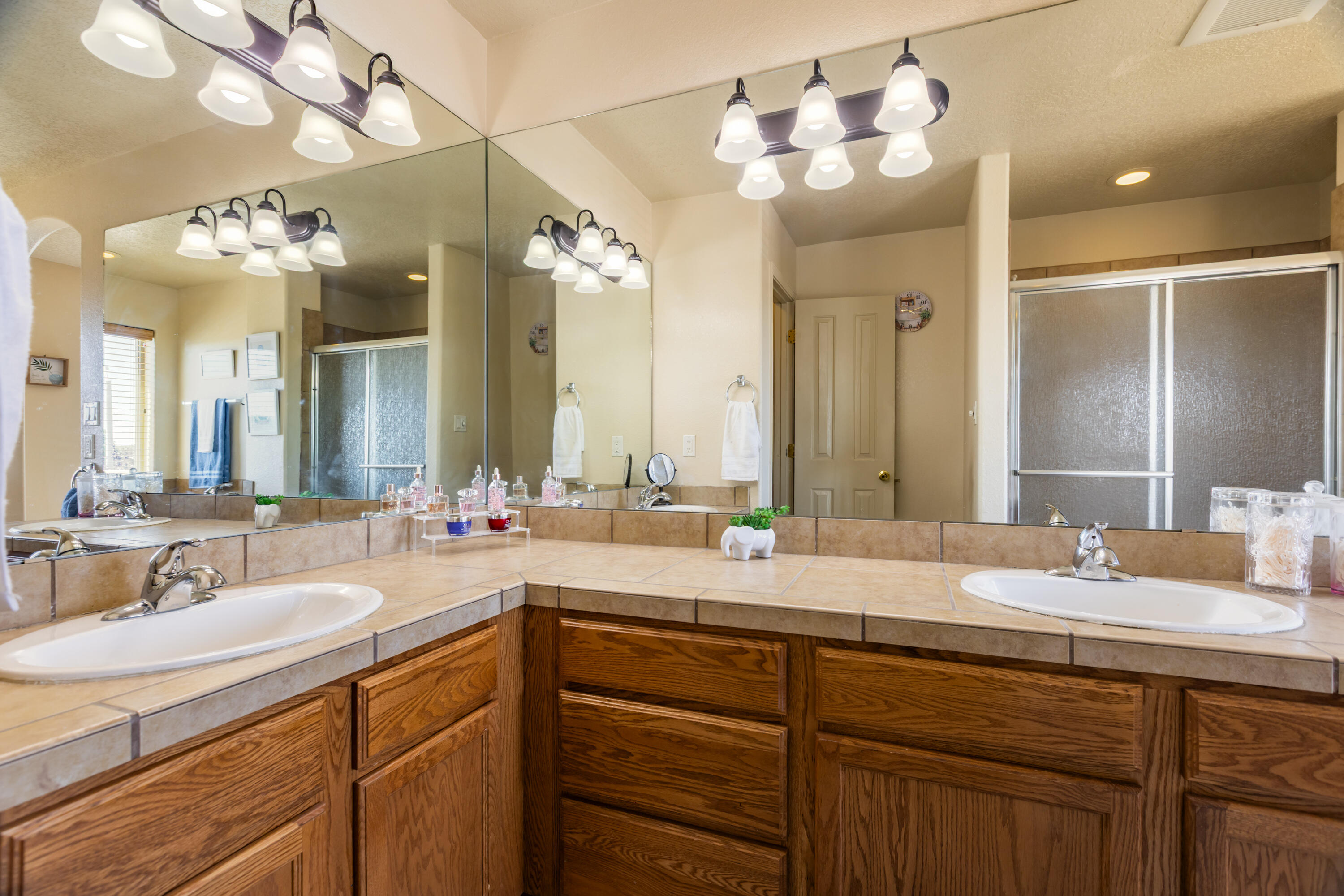 Rio Rancho, New Mexico 87144, United States, 4 Bedrooms Bedrooms, ,3 BathroomsBathrooms,Residential,Active,203250