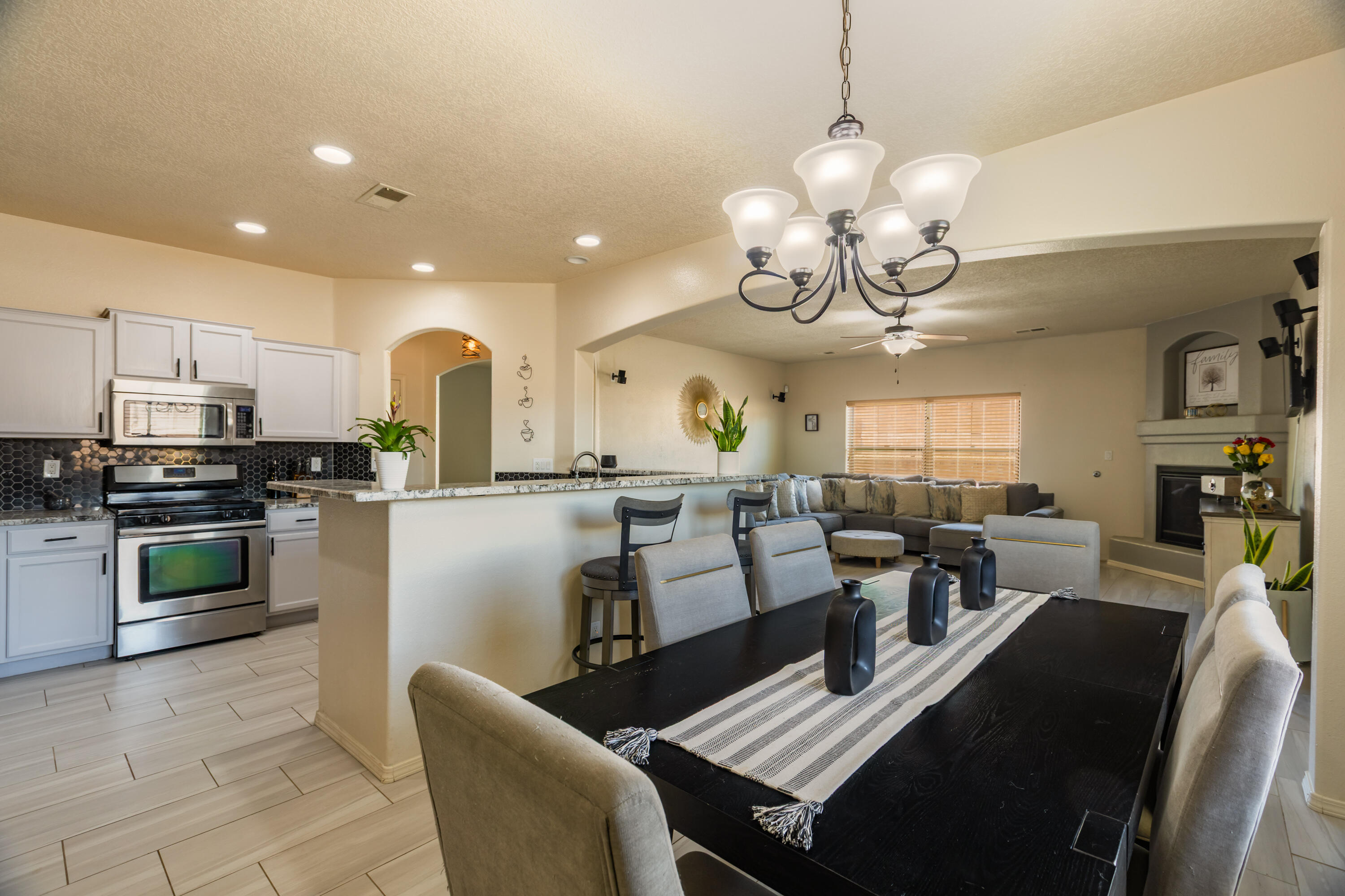 Rio Rancho, New Mexico 87144, United States, 4 Bedrooms Bedrooms, ,3 BathroomsBathrooms,Residential,Active,203250