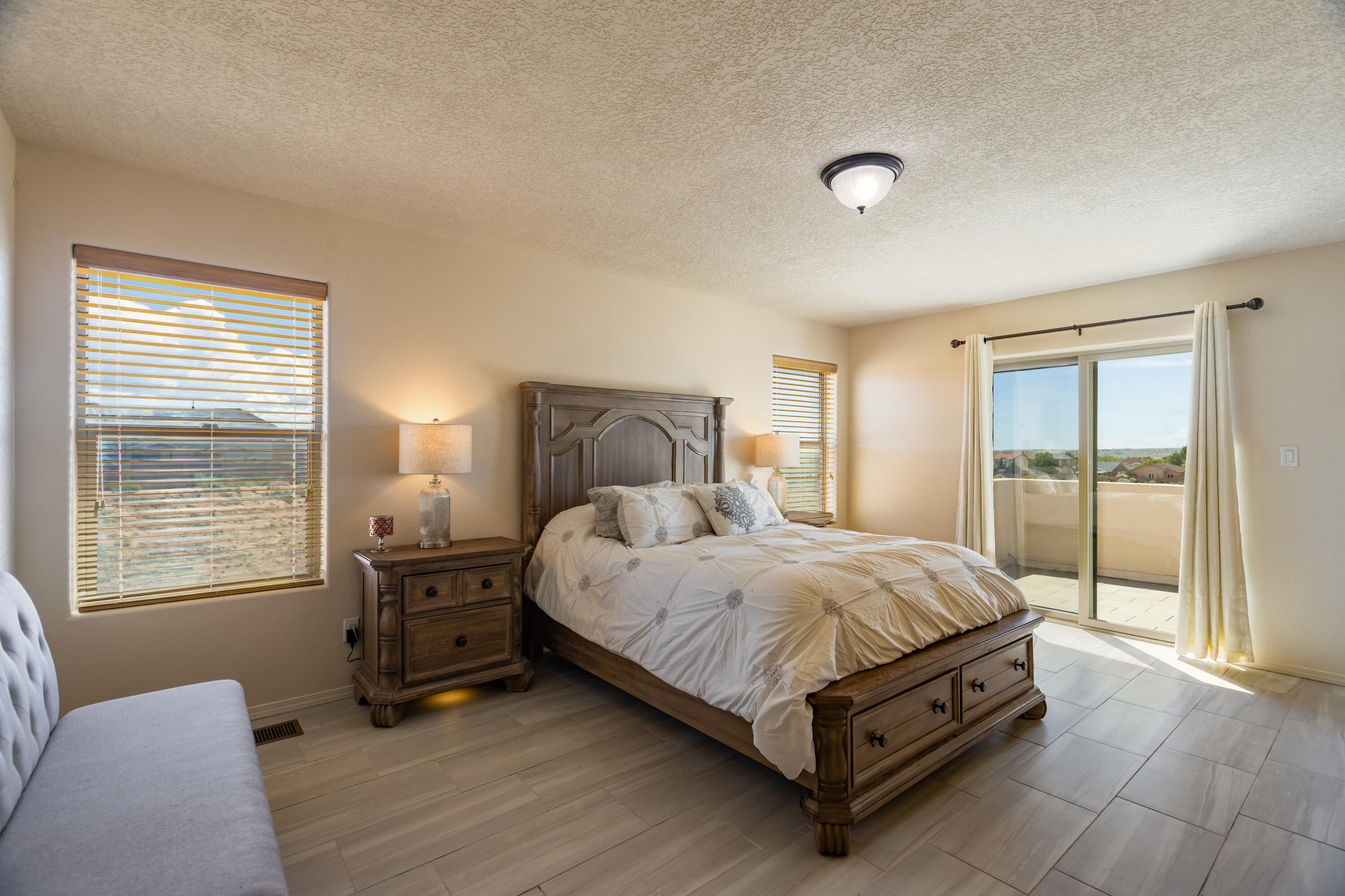 Rio Rancho, New Mexico 87144, United States, 4 Bedrooms Bedrooms, ,3 BathroomsBathrooms,Residential,Active,203250