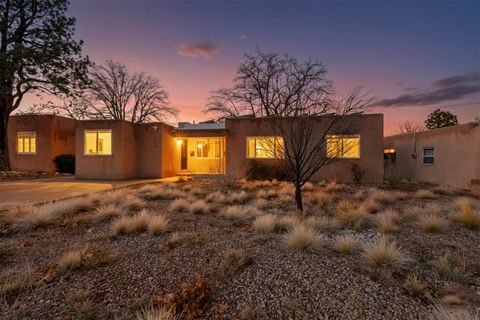 Photo of 725 Monroe Street NE, Albuquerque, NM 87110 (MLS # 1096165)