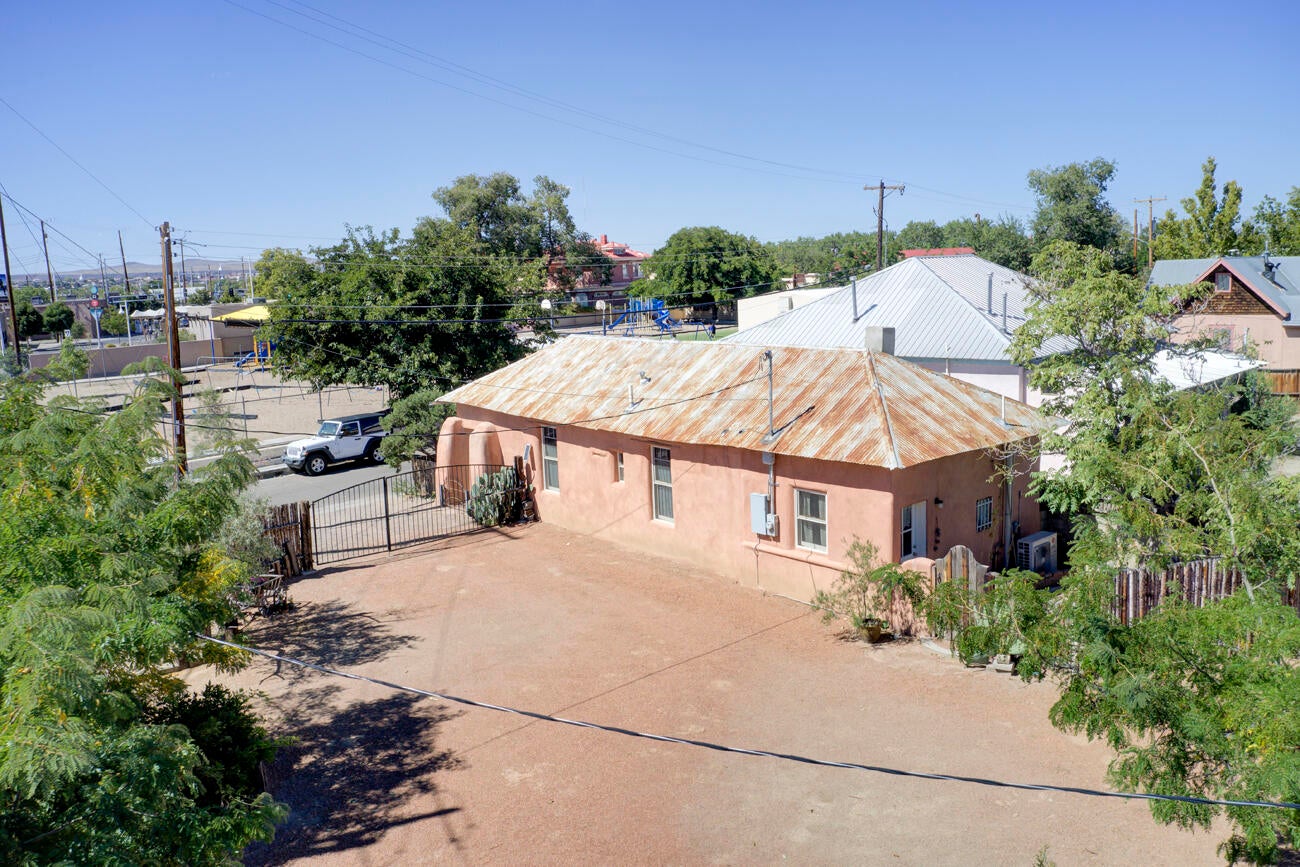 1913 Lomas Boulevard NW