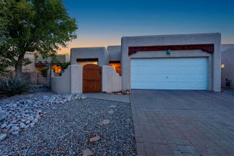 Photo of 531 Via Patria SW, Albuquerque, NM 87121 (MLS # 1110929)