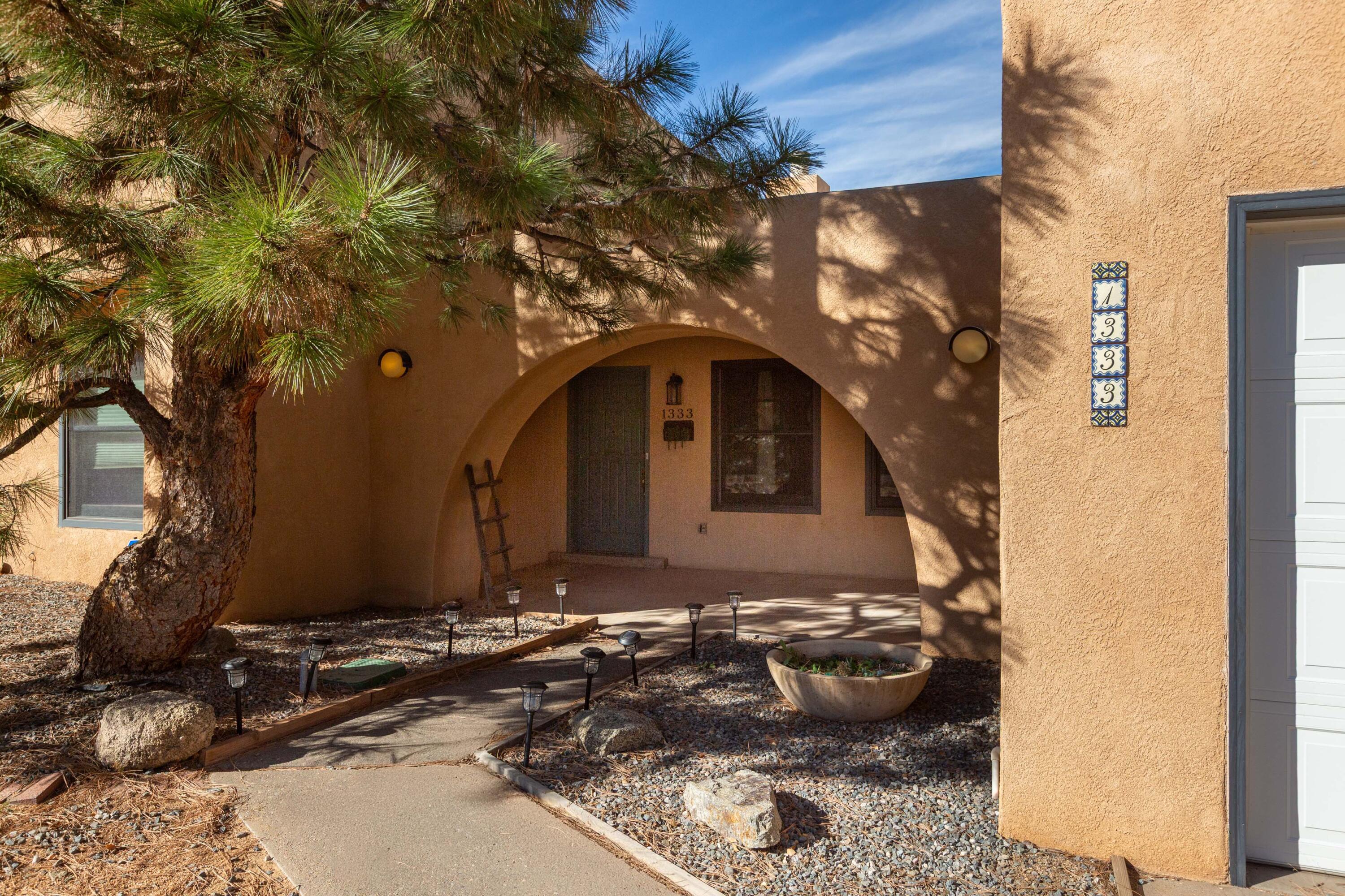 1333 Camino Cerrito SE