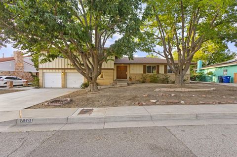 Photo of 7101 AZTEC Road NE, Albuquerque, NM 87110 (MLS # 1088834)
