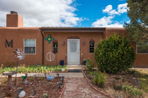 Photo of 8 Vista De Las Cruces Road, Los Lunas, NM 87031 (MLS # 1098287)