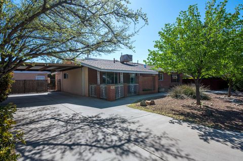Photo of 1810 Miller Circle NW, Albuquerque, NM 87107 (MLS # 1100950)