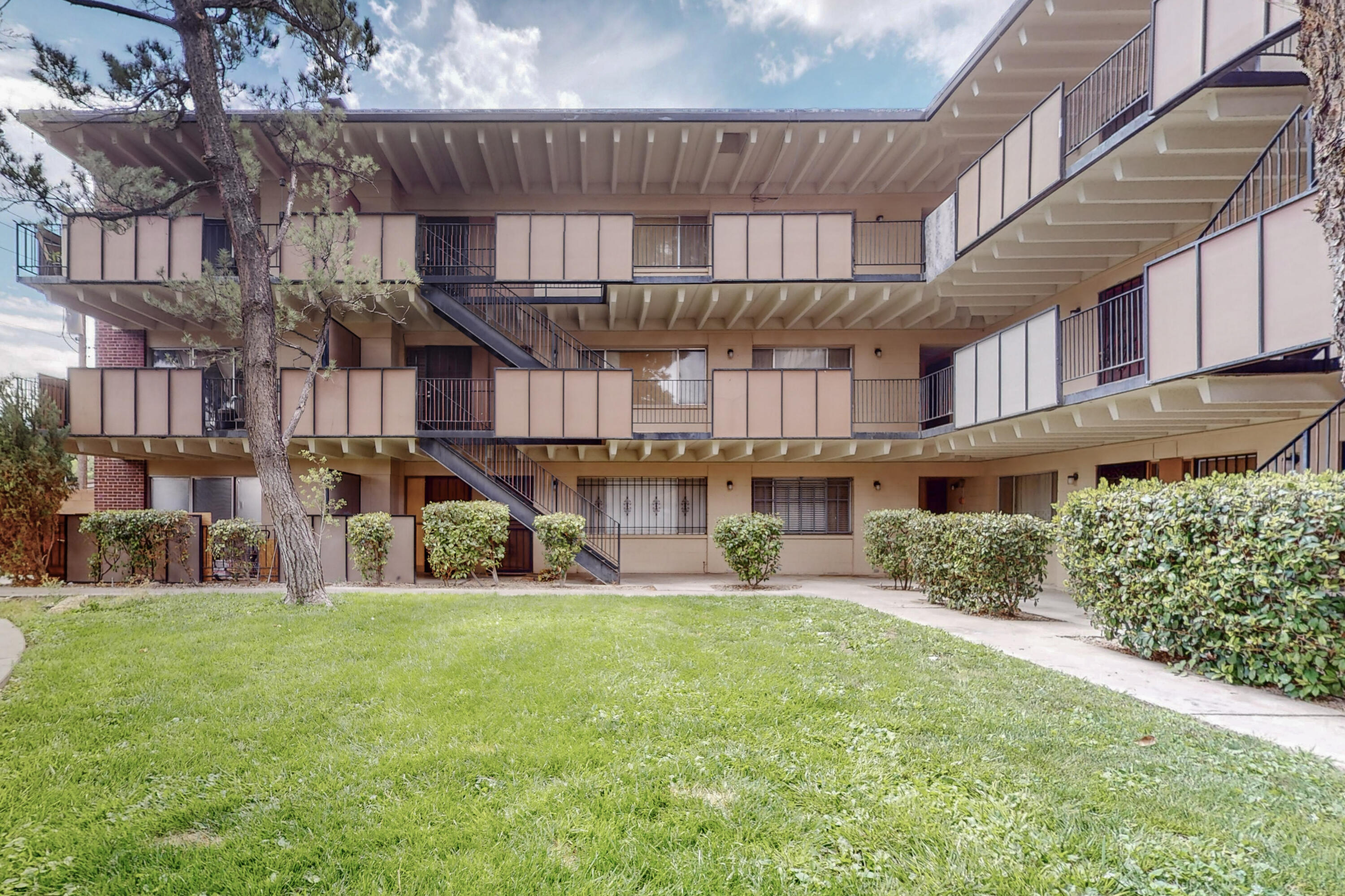 1100 Alvarado Drive SE