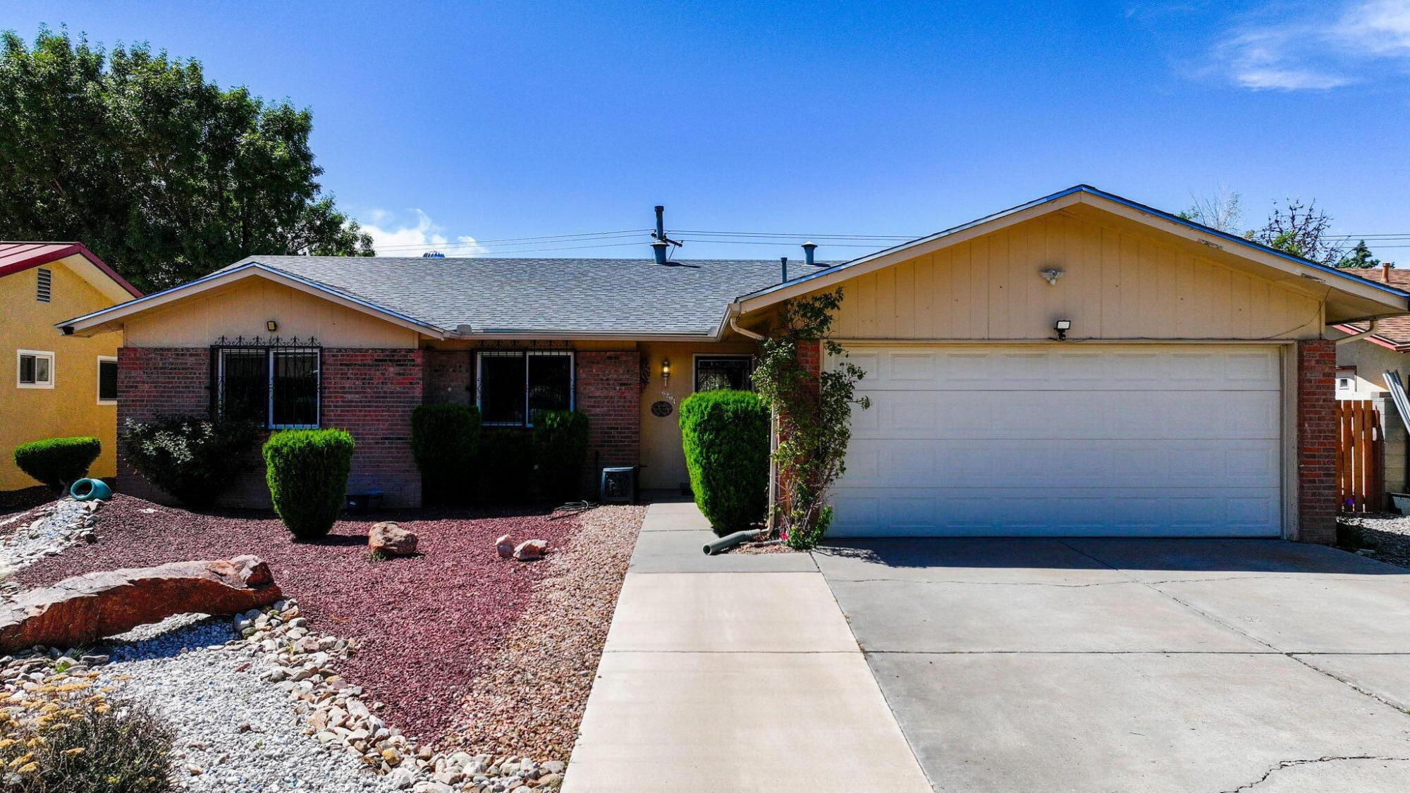 6204 Leslie Place NE