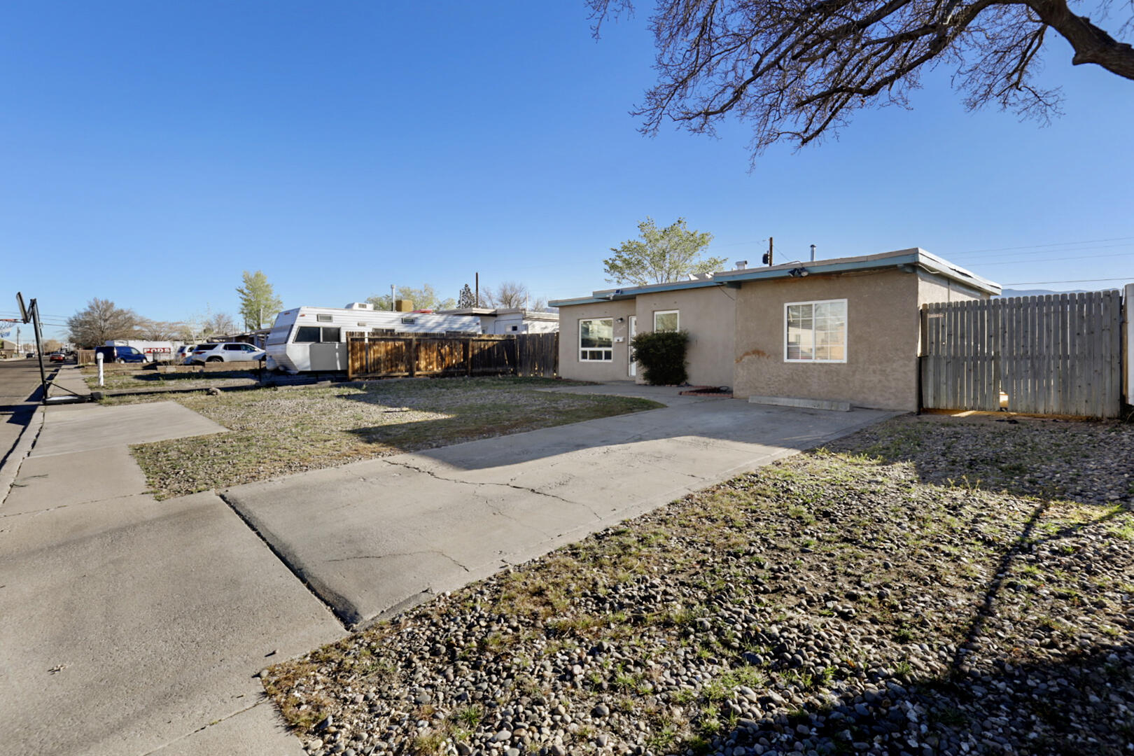 2424 La Veta Drive NE