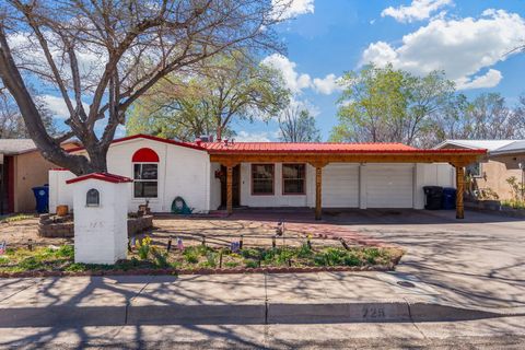 Photo of 725 La Charles Drive NE, Albuquerque, NM 87123 (MLS # 1100238)