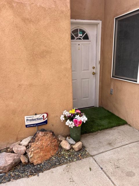 Photo of 621 Desert Drive SW, Albuquerque, NM 87105 (MLS # 1102889)