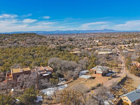 Photo of 436 Apodaca Hill Street, Santa Fe, NM 87501 (MLS # 1098284)