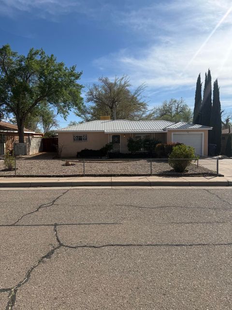 Photo of 9018 Phoenix Avenue NE, Albuquerque, NM 87112 (MLS # 1101092)