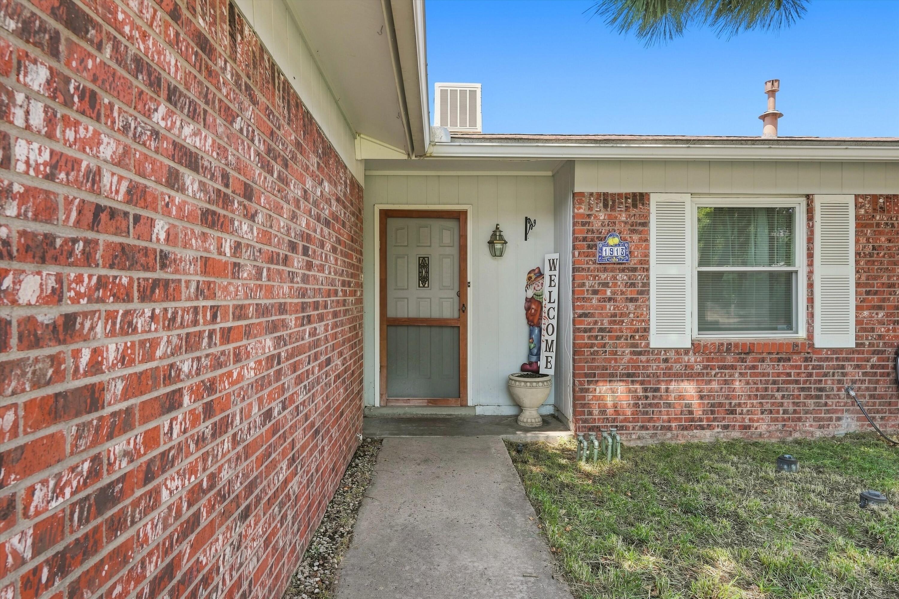 1913 Adonis Court NE