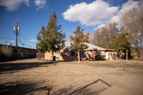 Photo of 425 Vineyard Road NE, Albuquerque, NM 87113 (MLS # 1099155)