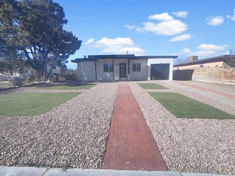 Photo of 1821 La Veta Drive NE, Albuquerque, NM 87110 (MLS # 1095706)