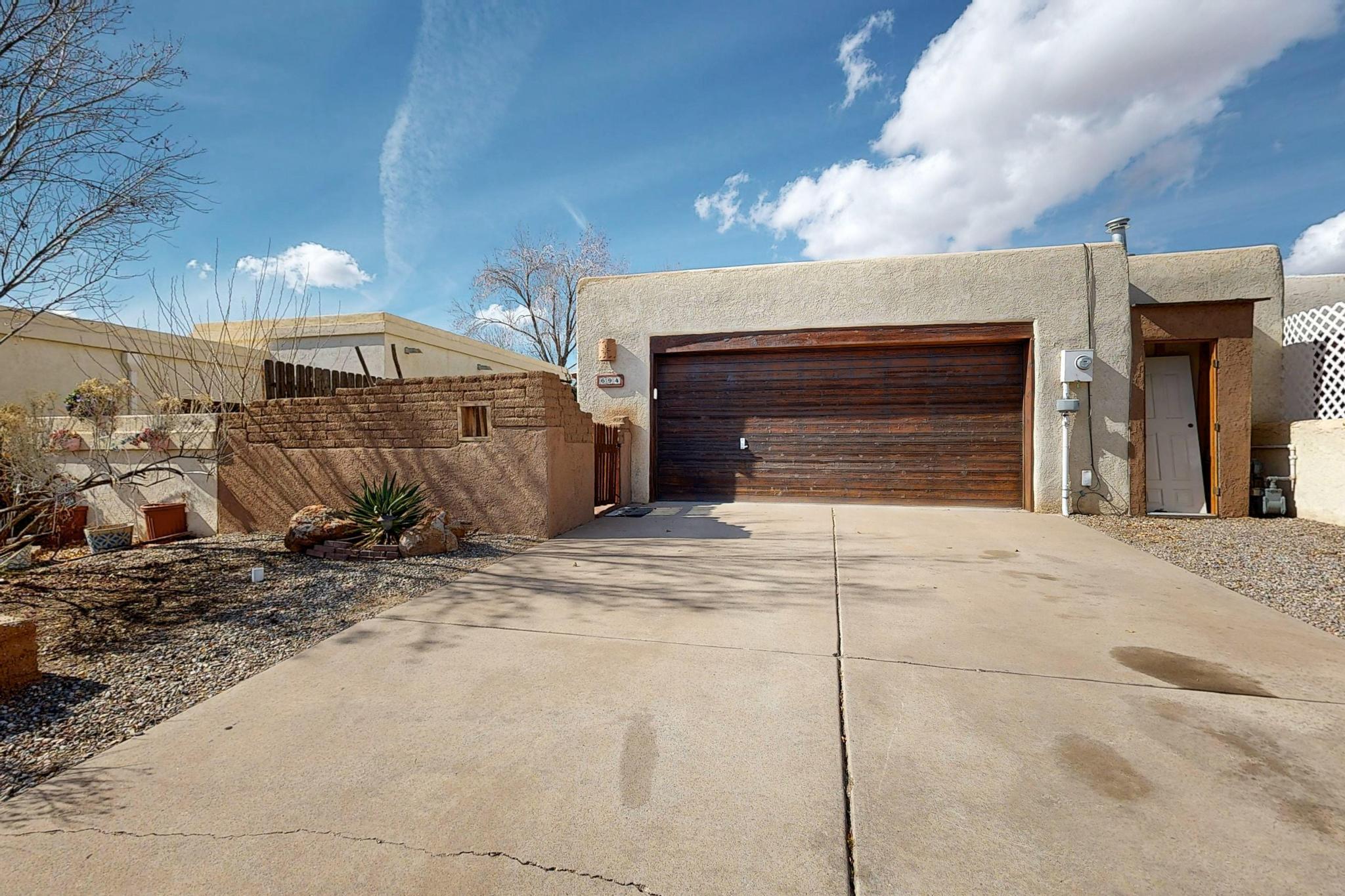 694 Lakeview Circle SE