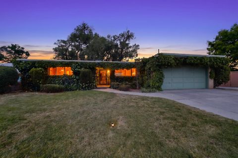 Photo of 3712 Mackland Avenue NE, Albuquerque, NM 87110 (MLS # 1103289)