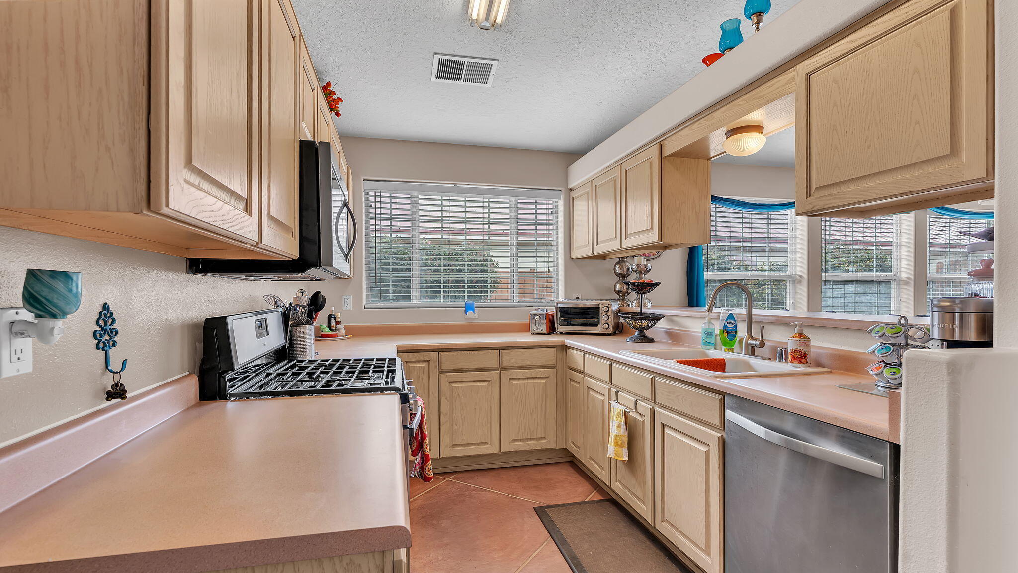 2404 Tompiro Road, Albuquerque, New Mexico image 5
