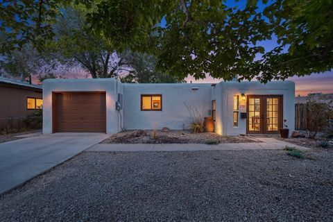 Photo of 2701 Mountain Road NW, Albuquerque, NM 87104 (MLS # 1103073)