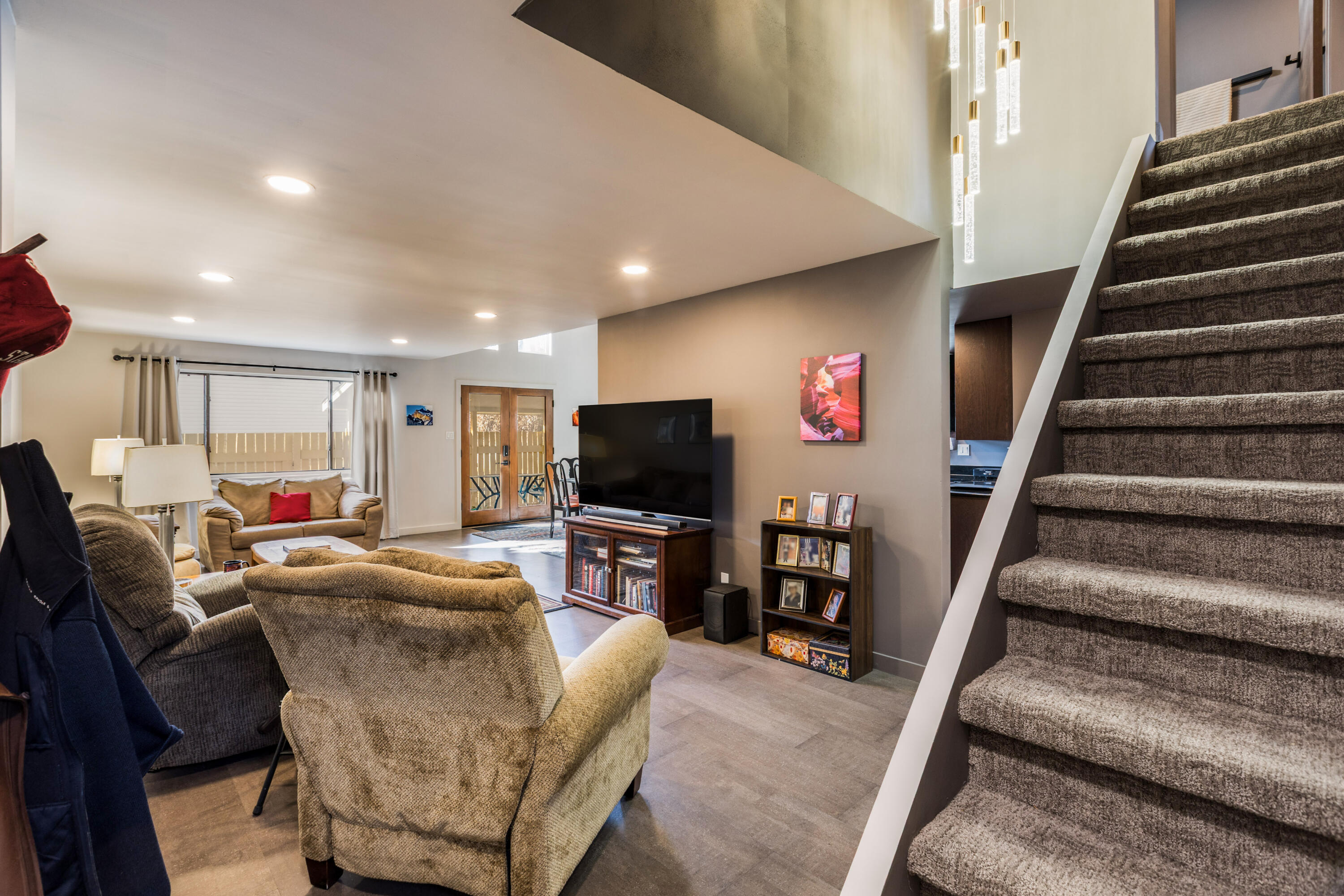 12 Lakeshore Drive NE