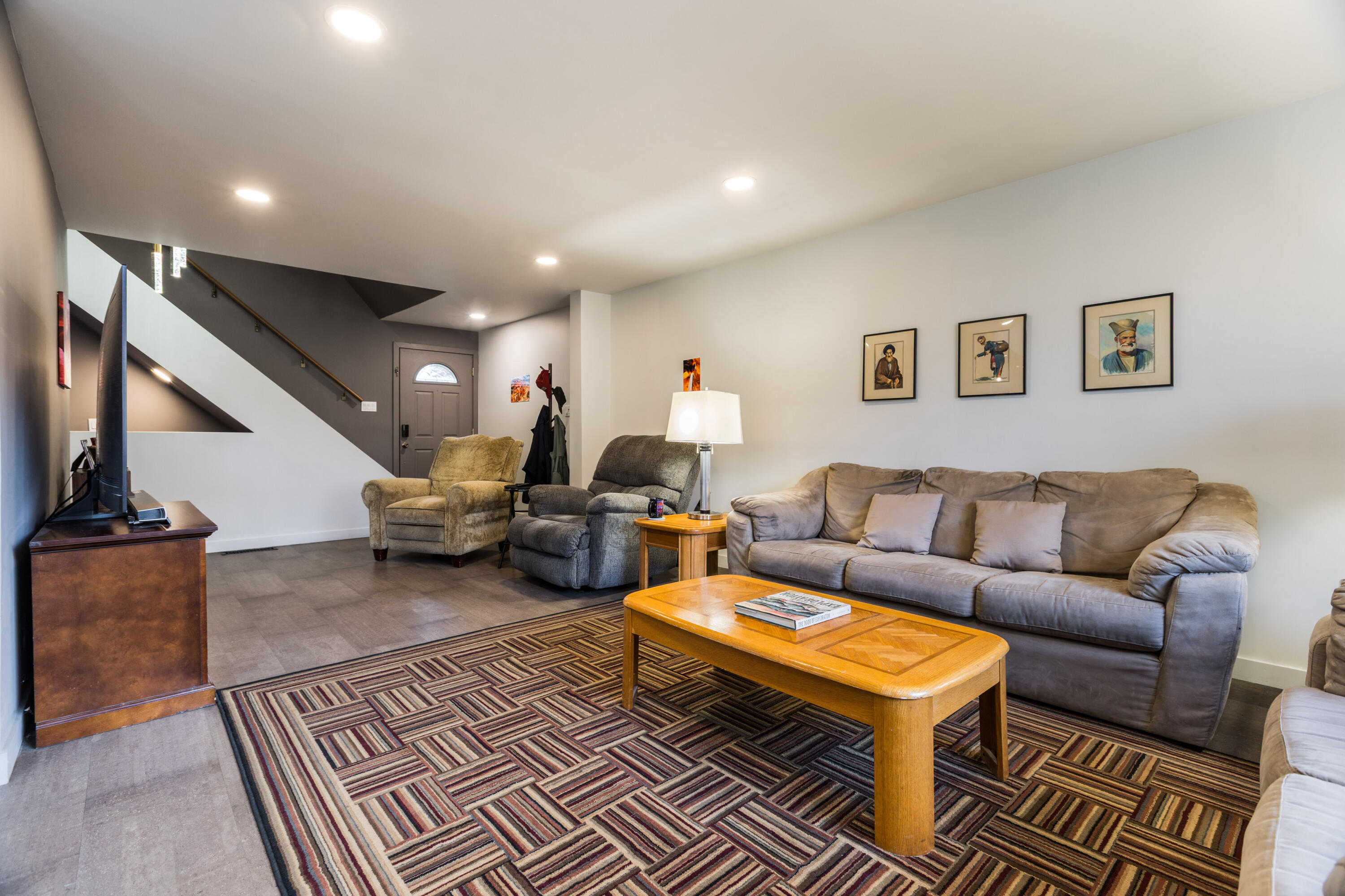 12 Lakeshore Drive NE