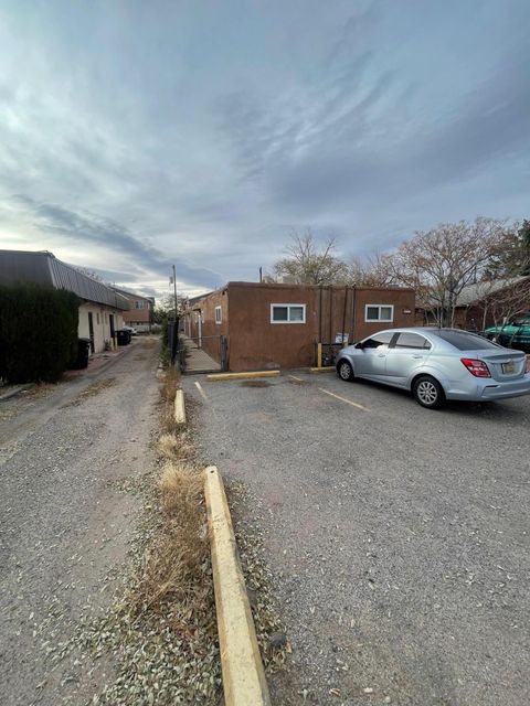 Photo of 525 Valencia Drive SE, Albuquerque, NM 87108 (MLS # 1107946)