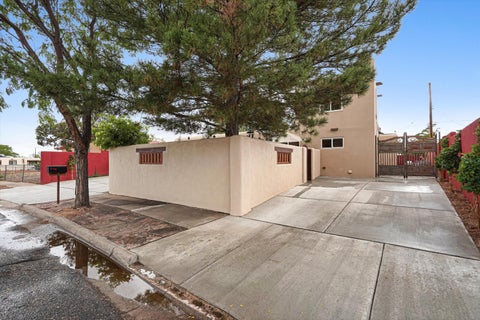 Photo of 1002 Calle Margarita, Santa Fe, NM 87507 (MLS # 1111358)