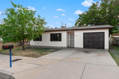 Photo of 8816 Robby Avenue SW, Albuquerque, NM 87121 (MLS # 1112579)