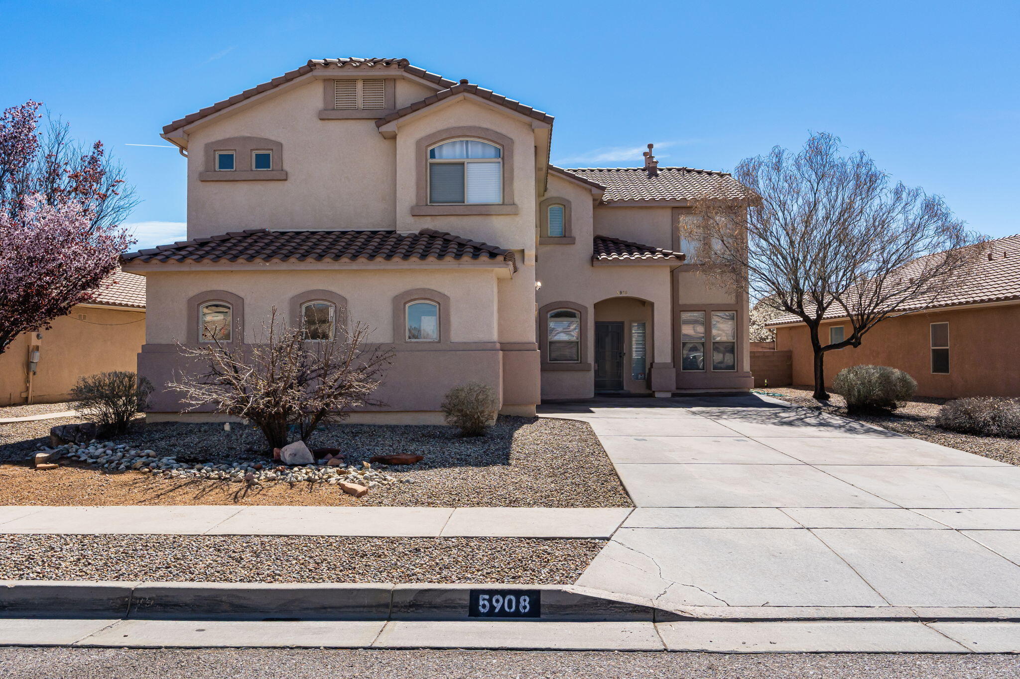 5908 Las Cadenas Road NW